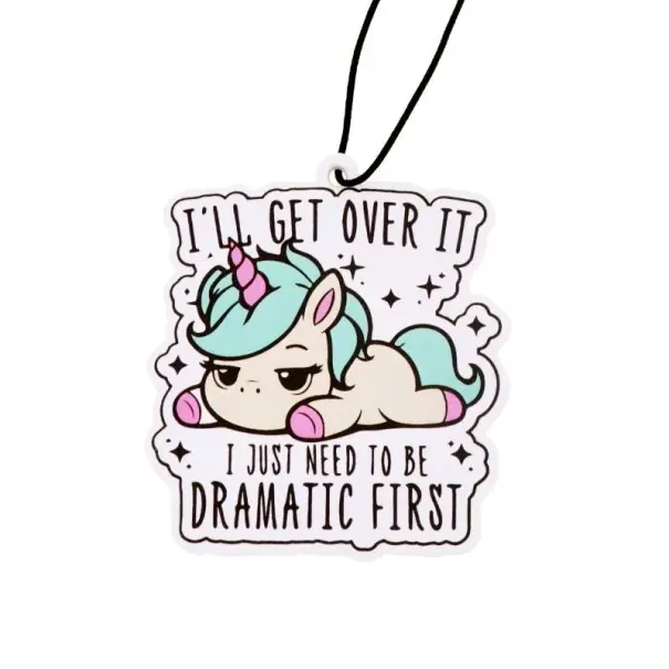 Odorifer de aer pentru mașină cu unicorn și textul I’ll get over it I just need to be dramatic first 6,5 × 6,7 cm decorare Ofertă limitată
