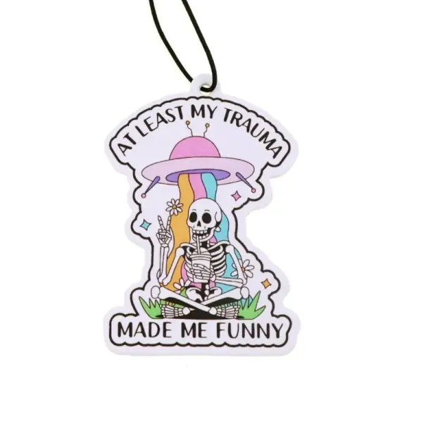 Osv freshener auto cu motivul scheletului AT LEAST MY TRAUMA MADE ME FUNNY, prindere parfumată albă cu imprimeu Reducere