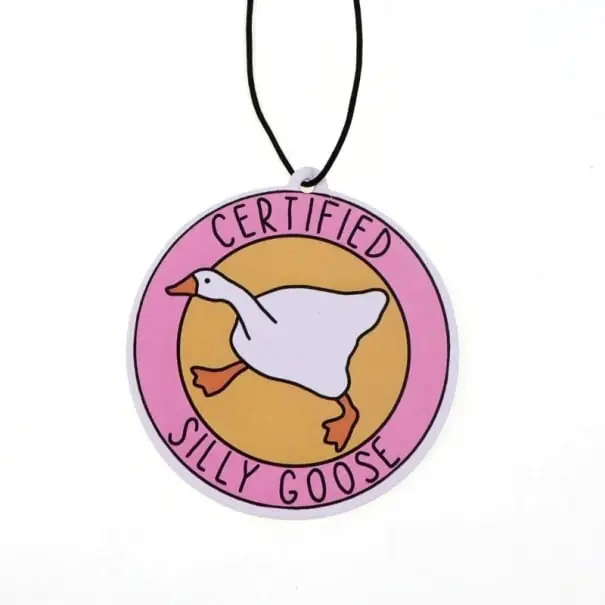 Calitate înaltă Osvěžitor de aer suspendat pentru mașină rață cu textul certified silly goose, prindere parfumată, decorare colorată a interiorului mașinii