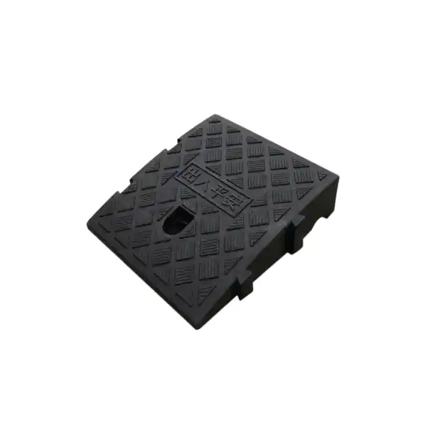 Rampă de acces PVC 27×25×7 cm cu suprafață antiderapantă pentru praguri înalte și căi de acces pentru mașini și cărucioare Promoție