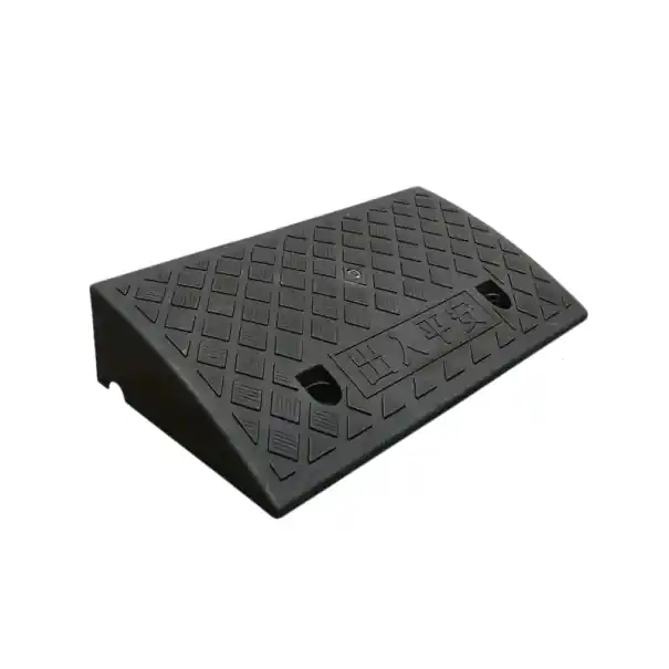 Rampă de acces PVC 50×13×4 cm cu suprafață antiderapantă pentru depășirea pragurilor și denivelărilor pentru mașini, cărucioare și aspiratoare robotizate Vezi acum