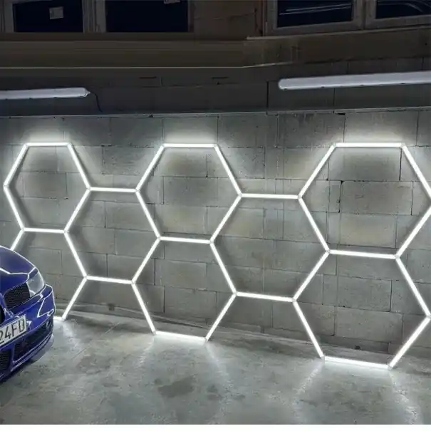Cumpără acum Set de lumini LED hexagonale 220V alb rece 6500K iluminat cu fagure pentru tavan atelier garaj frizerie studio de fitness